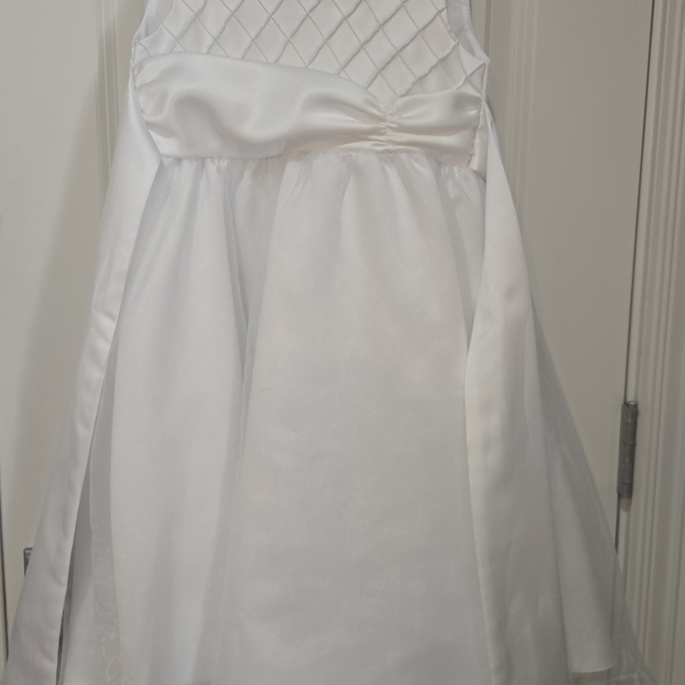 Elegant White Sleeveless Dress